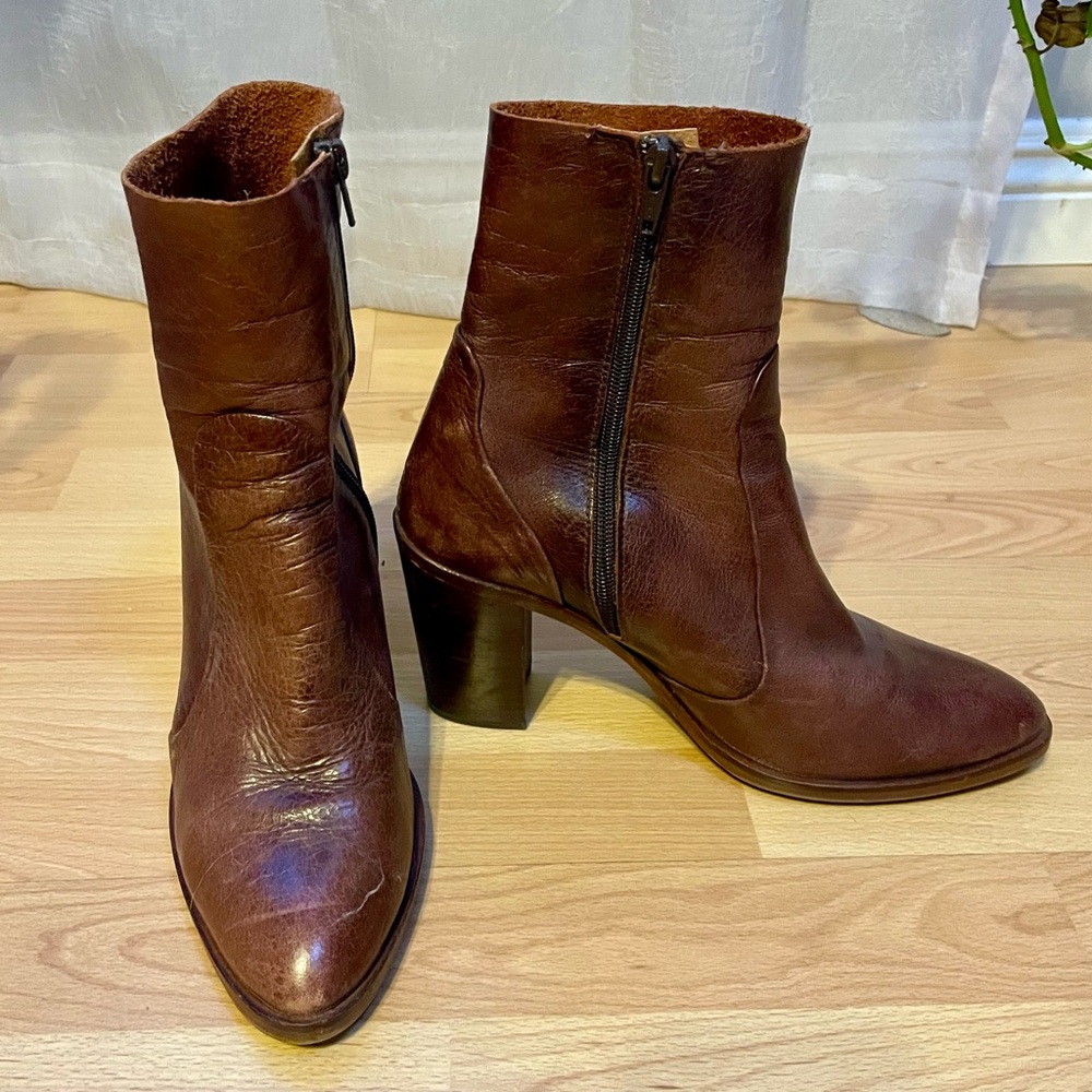 High heel western style soft leather booties 💕